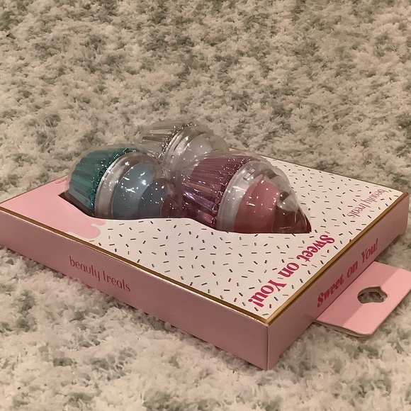 Beauty Treats Sweet On You Cupcake Lip Balm Trio Boxed Set NWT - Picture 6 of 14